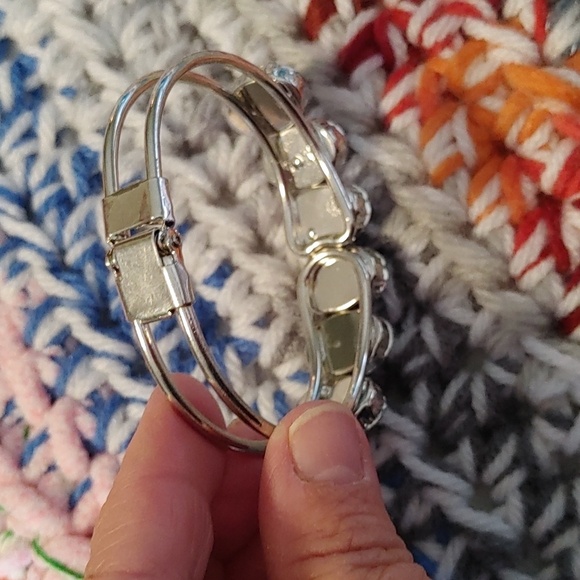 🇨🇦3 For $20🇨🇦WOMEN'S SILVER TONE FAUX AQUAMARINE HINGE BRACELET - Picture 8 of 8